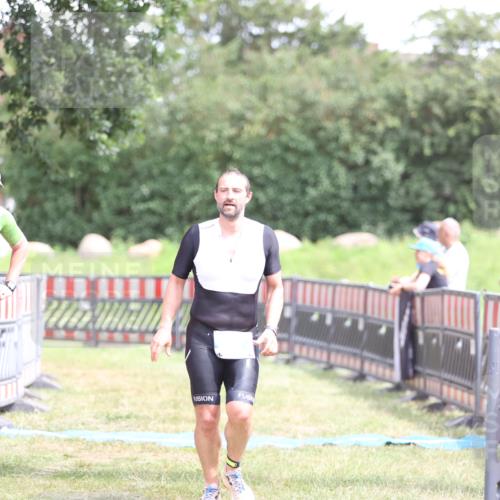 21.06.2026 - 29. Vierlanden-Triathlon Andreas Tolksdorf http://msf.ph/oto/9893453 21.06.2026 14:07:04 Ziel 1057, 1057 meine-sportfotos.de