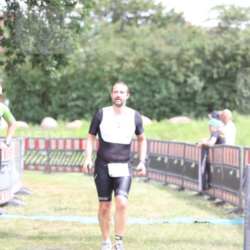 21.06.2026 - 29. Vierlanden-Triathlon Andreas Tolksdorf http://msf.ph/oto/9893454 21.06.2026 14:07:04 Ziel 1057, 1057 meine-sportfotos.de