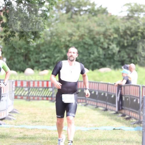 21.06.2026 - 29. Vierlanden-Triathlon Andreas Tolksdorf http://msf.ph/oto/9893456 21.06.2026 14:07:04 Ziel 1057, 1057 meine-sportfotos.de