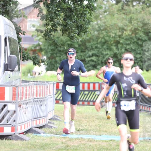 21.06.2026 - 29. Vierlanden-Triathlon Andreas Tolksdorf http://msf.ph/oto/9893688 21.06.2026 14:15:26 Ziel 158, 662, 1150, 158, 662, 1150 meine-sportfotos.de