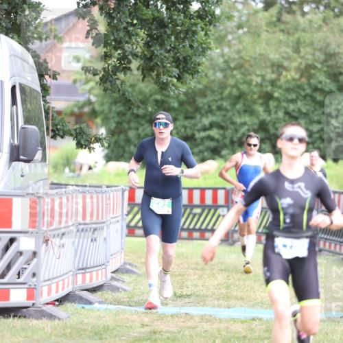 21.06.2026 - 29. Vierlanden-Triathlon Andreas Tolksdorf http://msf.ph/oto/9893689 21.06.2026 14:15:26 Ziel 158, 662, 1150, 158, 662, 1150 meine-sportfotos.de