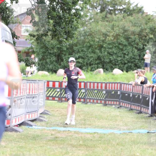 21.06.2026 - 29. Vierlanden-Triathlon Andreas Tolksdorf http://msf.ph/oto/9893773 21.06.2026 14:16:48 Ziel 1111, 1111 meine-sportfotos.de