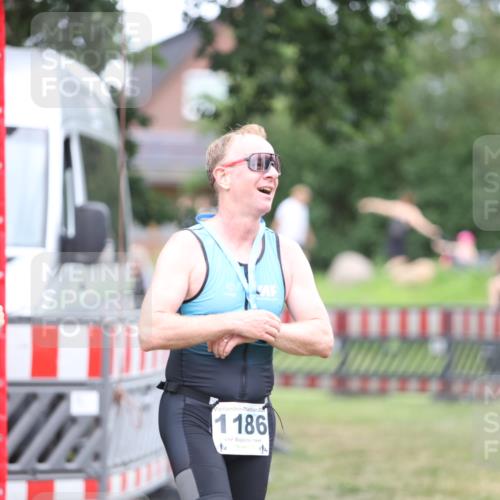 21.06.2026 - 29. Vierlanden-Triathlon Andreas Tolksdorf http://msf.ph/oto/9893873 21.06.2026 14:29:51 Ziel 1186, 1186 meine-sportfotos.de