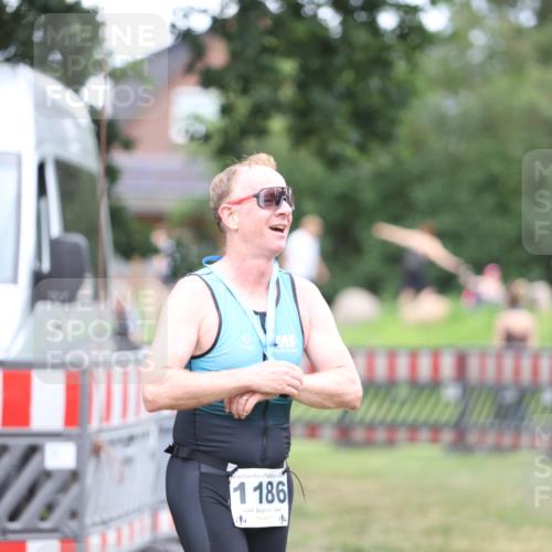 21.06.2026 - 29. Vierlanden-Triathlon Andreas Tolksdorf http://msf.ph/oto/9893876 21.06.2026 14:29:51 Ziel 1186, 1186 meine-sportfotos.de