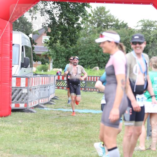 21.06.2026 - 29. Vierlanden-Triathlon Andreas Tolksdorf http://msf.ph/oto/9893939 21.06.2026 14:30:46 Ziel 183, 1172, 1180, 183, 1172, 1180 meine-sportfotos.de