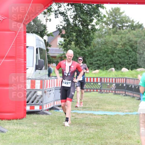 21.06.2026 - 29. Vierlanden-Triathlon Andreas Tolksdorf http://msf.ph/oto/9894075 21.06.2026 14:33:51 Ziel 1095, 1227, 1095, 1227 meine-sportfotos.de