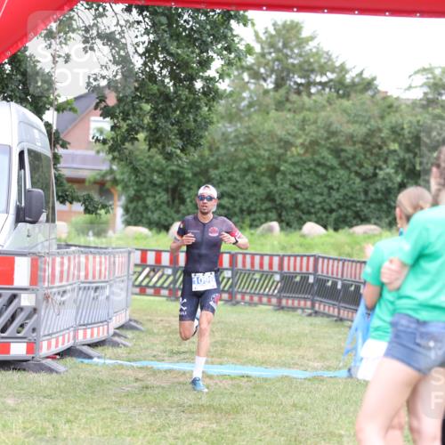 21.06.2026 - 29. Vierlanden-Triathlon Andreas Tolksdorf http://msf.ph/oto/9894112 21.06.2026 14:35:44 Ziel 1096, 1096 meine-sportfotos.de