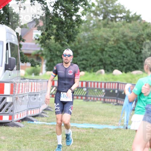 21.06.2026 - 29. Vierlanden-Triathlon Andreas Tolksdorf http://msf.ph/oto/9894117 21.06.2026 14:35:45 Ziel 1096, 1096 meine-sportfotos.de