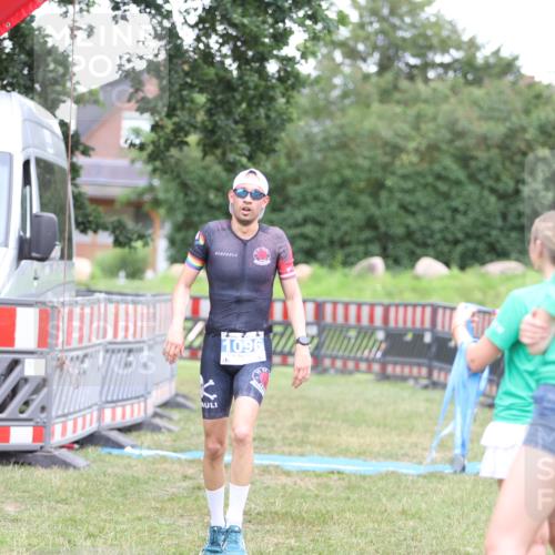 21.06.2026 - 29. Vierlanden-Triathlon Andreas Tolksdorf http://msf.ph/oto/9894119 21.06.2026 14:35:46 Ziel 1096, 1096 meine-sportfotos.de
