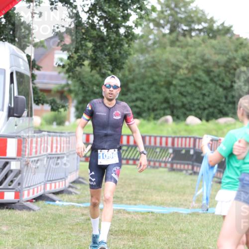21.06.2026 - 29. Vierlanden-Triathlon Andreas Tolksdorf http://msf.ph/oto/9894120 21.06.2026 14:35:46 Ziel 1096, 1096 meine-sportfotos.de