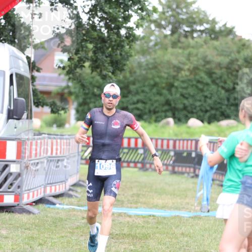21.06.2026 - 29. Vierlanden-Triathlon Andreas Tolksdorf http://msf.ph/oto/9894122 21.06.2026 14:35:46 Ziel 1096, 1096 meine-sportfotos.de