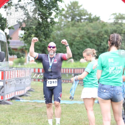 21.06.2026 - 29. Vierlanden-Triathlon Andreas Tolksdorf http://msf.ph/oto/9894203 21.06.2026 14:37:26 Ziel  meine-sportfotos.de