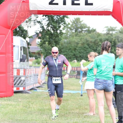 21.06.2026 - 29. Vierlanden-Triathlon Andreas Tolksdorf http://msf.ph/oto/9894211 21.06.2026 14:37:27 Ziel  meine-sportfotos.de