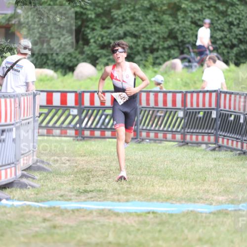 21.06.2026 - 29. Vierlanden-Triathlon Andreas Tolksdorf http://msf.ph/oto/9894601 21.06.2026 15:06:02 Ziel 1250, 1250 meine-sportfotos.de