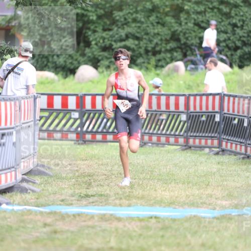 21.06.2026 - 29. Vierlanden-Triathlon Andreas Tolksdorf http://msf.ph/oto/9894603 21.06.2026 15:06:02 Ziel 1250, 1250 meine-sportfotos.de