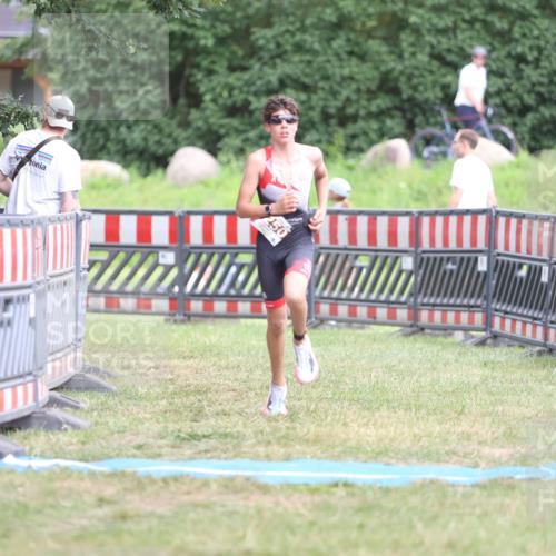 21.06.2026 - 29. Vierlanden-Triathlon Andreas Tolksdorf http://msf.ph/oto/9894605 21.06.2026 15:06:02 Ziel 1250, 1250 meine-sportfotos.de