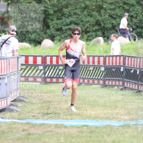 21.06.2026 - 29. Vierlanden-Triathlon Andreas Tolksdorf http://msf.ph/oto/9894611 21.06.2026 15:06:02 Ziel 1250, 1250 meine-sportfotos.de