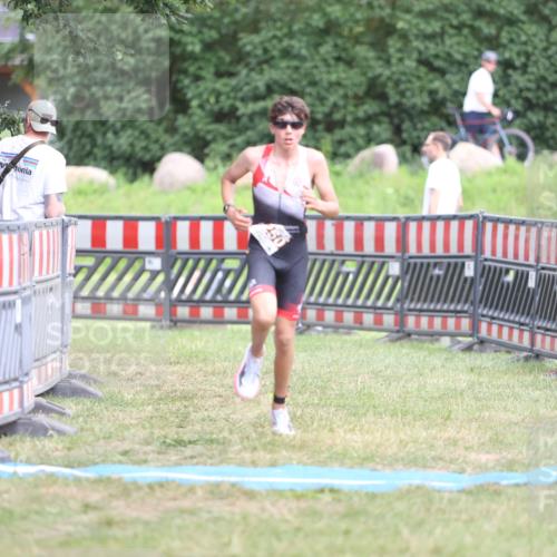 21.06.2026 - 29. Vierlanden-Triathlon Andreas Tolksdorf http://msf.ph/oto/9894612 21.06.2026 15:06:02 Ziel 1250, 1250 meine-sportfotos.de
