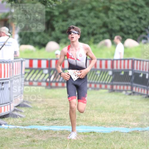 21.06.2026 - 29. Vierlanden-Triathlon Andreas Tolksdorf http://msf.ph/oto/9894617 21.06.2026 15:06:03 Ziel 1250, 1250 meine-sportfotos.de