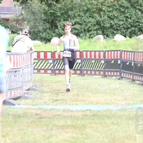 21.06.2026 - 29. Vierlanden-Triathlon Andreas Tolksdorf http://msf.ph/oto/9894679 21.06.2026 15:07:28 Ziel 1251, 1328, 1330, 1251, 1328, 1330 meine-sportfotos.de