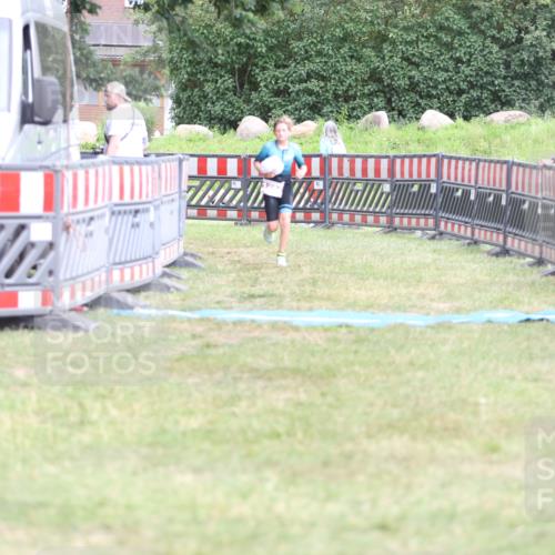 21.06.2026 - 29. Vierlanden-Triathlon Andreas Tolksdorf http://msf.ph/oto/9894860 21.06.2026 15:10:09 Ziel 1282, 1282 meine-sportfotos.de