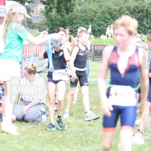 21.06.2026 - 29. Vierlanden-Triathlon Andreas Tolksdorf http://msf.ph/oto/9895036 21.06.2026 15:12:59 Ziel 1249, 1258, 1260, 1290, 1298, 1318, 1249, 1258, 1260, 1290, 1298, 1318 meine-sportfotos.de