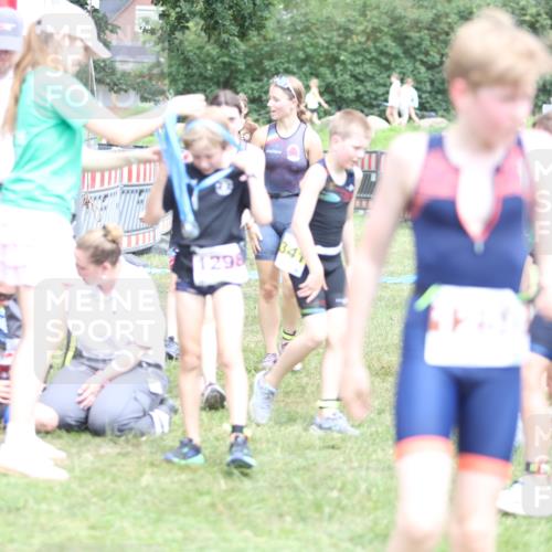 21.06.2026 - 29. Vierlanden-Triathlon Andreas Tolksdorf http://msf.ph/oto/9895041 21.06.2026 15:12:59 Ziel 1249, 1258, 1260, 1290, 1298, 1318, 1249, 1258, 1260, 1290, 1298, 1318 meine-sportfotos.de