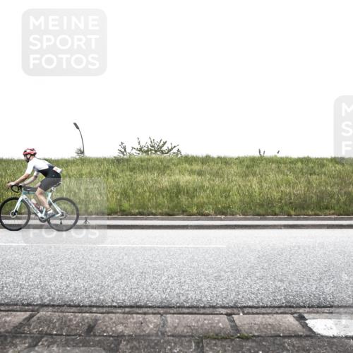 21.06.2026 - 29. Vierlanden-Triathlon H.Heesch http://msf.ph/oto/9896994 21.06.2026 10:15:22 Radfahren 33, 111, 448 meine-sportfotos.de