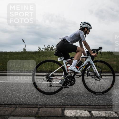 21.06.2026 - 29. Vierlanden-Triathlon H.Heesch http://msf.ph/oto/9897165 21.06.2026 09:21:12 Radfahren 7, 13, 88, 257 meine-sportfotos.de