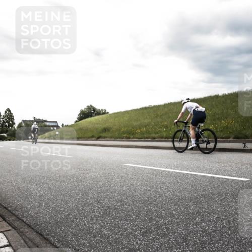21.06.2026 - 29. Vierlanden-Triathlon H.Heesch http://msf.ph/oto/9898345 21.06.2026 09:59:19 Radfahren 104, 370 meine-sportfotos.de