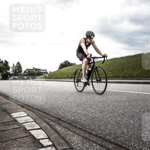 21.06.2026 - 29. Vierlanden-Triathlon H.Heesch http://msf.ph/oto/9898379 21.06.2026 10:01:06 Radfahren 29, 40, 228, 274, 390 meine-sportfotos.de