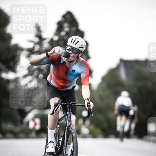 21.06.2026 - 29. Vierlanden-Triathlon H.Heesch http://msf.ph/oto/9899740 21.06.2026 10:08:01 Radfahren 7, 59, 80, 305, 334, 371 meine-sportfotos.de