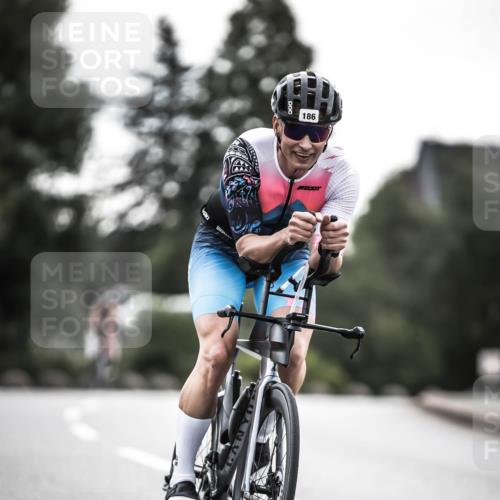 21.06.2026 - 29. Vierlanden-Triathlon H.Heesch http://msf.ph/oto/9901053 21.06.2026 09:29:42 Radfahren 186, 249, 281 meine-sportfotos.de