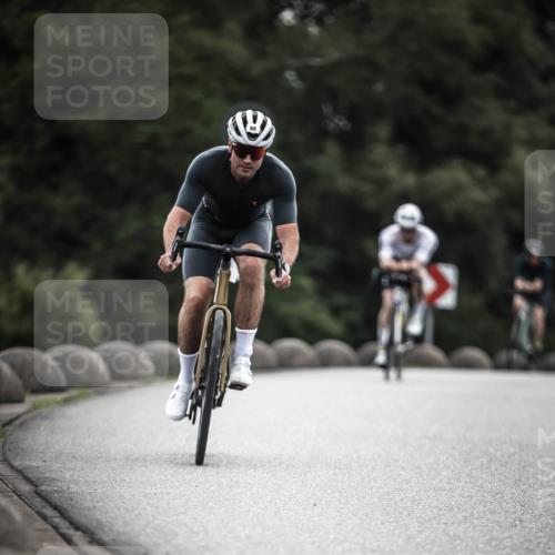 21.06.2026 - 29. Vierlanden-Triathlon H.Heesch http://msf.ph/oto/9901089 21.06.2026 09:29:55 Radfahren 7, 38, 67, 82, 88, 100, 109 meine-sportfotos.de