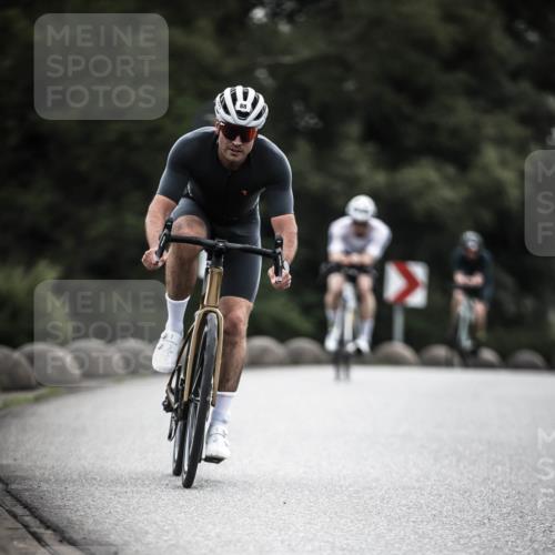 21.06.2026 - 29. Vierlanden-Triathlon H.Heesch http://msf.ph/oto/9901095 21.06.2026 09:29:55 Radfahren 7, 38, 67, 82, 88, 100, 109 meine-sportfotos.de