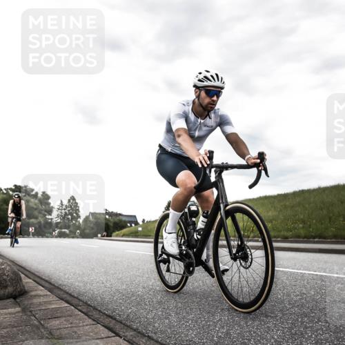 21.06.2026 - 29. Vierlanden-Triathlon H.Heesch http://msf.ph/oto/9903368 21.06.2026 10:08:12 Radfahren 38, 371, 373 meine-sportfotos.de
