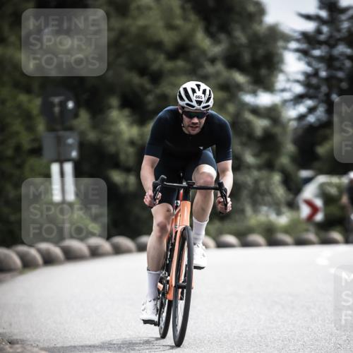 21.06.2026 - 29. Vierlanden-Triathlon H.Heesch http://msf.ph/oto/9904517 21.06.2026 11:37:42 Radfahren 105, 279, 665, 719, 895 meine-sportfotos.de