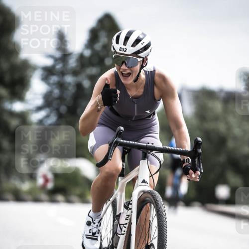 21.06.2026 - 29. Vierlanden-Triathlon H.Heesch http://msf.ph/oto/9904712 21.06.2026 11:36:55 Radfahren 832, 865 meine-sportfotos.de