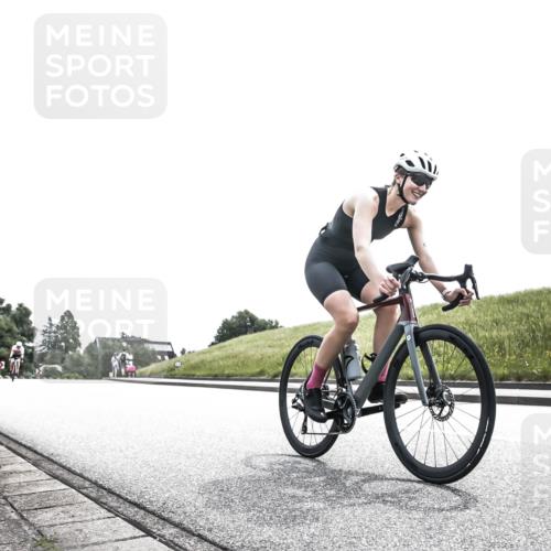 21.06.2026 - 29. Vierlanden-Triathlon H.Heesch http://msf.ph/oto/9906176 21.06.2026 11:28:23 Radfahren 70, 171, 786, 879 meine-sportfotos.de