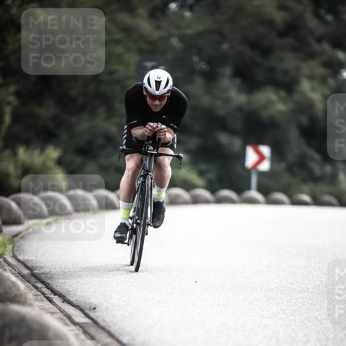 21.06.2026 - 29. Vierlanden-Triathlon H.Heesch http://msf.ph/oto/9906293 21.06.2026 09:19:40 Radfahren 4, 77, 219 meine-sportfotos.de