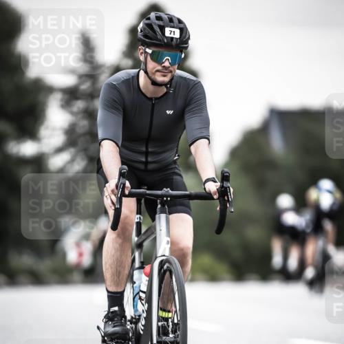 21.06.2026 - 29. Vierlanden-Triathlon H.Heesch http://msf.ph/oto/9906413 21.06.2026 10:24:40 Radfahren 71, 207, 509, 562 meine-sportfotos.de