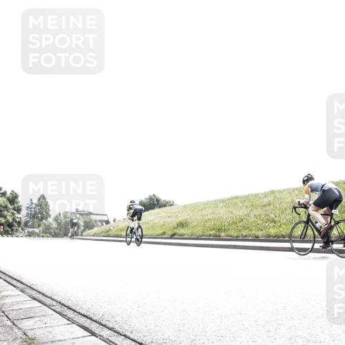 21.06.2026 - 29. Vierlanden-Triathlon H.Heesch http://msf.ph/oto/9906589 21.06.2026 11:35:08 Radfahren 64, 860, 869 meine-sportfotos.de