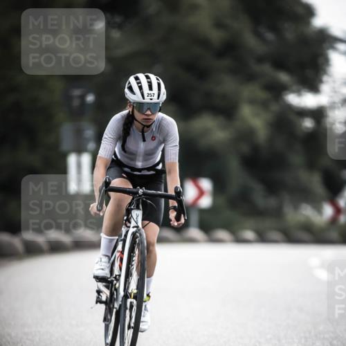 21.06.2026 - 29. Vierlanden-Triathlon H.Heesch http://msf.ph/oto/9906808 21.06.2026 09:21:11 Radfahren 13, 88, 257 meine-sportfotos.de