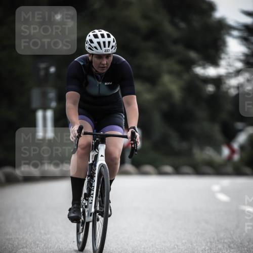 21.06.2026 - 29. Vierlanden-Triathlon H.Heesch http://msf.ph/oto/9907686 21.06.2026 09:23:03 Radfahren 14, 227 meine-sportfotos.de