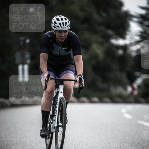 21.06.2026 - 29. Vierlanden-Triathlon H.Heesch http://msf.ph/oto/9907689 21.06.2026 09:23:03 Radfahren 14, 227 meine-sportfotos.de