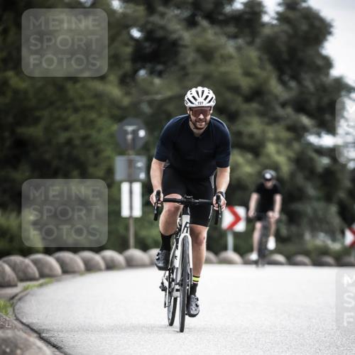 21.06.2026 - 29. Vierlanden-Triathlon H.Heesch http://msf.ph/oto/9908495 21.06.2026 11:51:46 Radfahren 20, 260, 633, 727, 876 meine-sportfotos.de