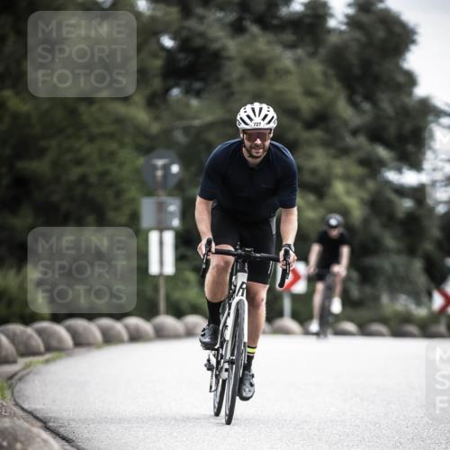 21.06.2026 - 29. Vierlanden-Triathlon H.Heesch http://msf.ph/oto/9908497 21.06.2026 11:51:46 Radfahren 20, 260, 633, 727, 876 meine-sportfotos.de