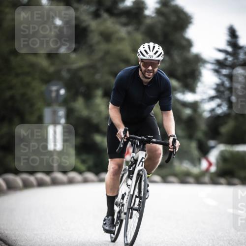 21.06.2026 - 29. Vierlanden-Triathlon H.Heesch http://msf.ph/oto/9908515 21.06.2026 11:51:47 Radfahren 20, 260, 633, 727, 876 meine-sportfotos.de