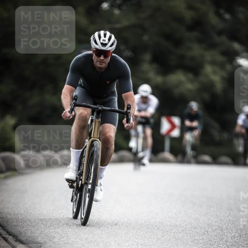 21.06.2026 - 29. Vierlanden-Triathlon H.Heesch http://msf.ph/oto/9909819 21.06.2026 09:29:55 Radfahren 7, 38, 67, 82, 88, 100, 109 meine-sportfotos.de