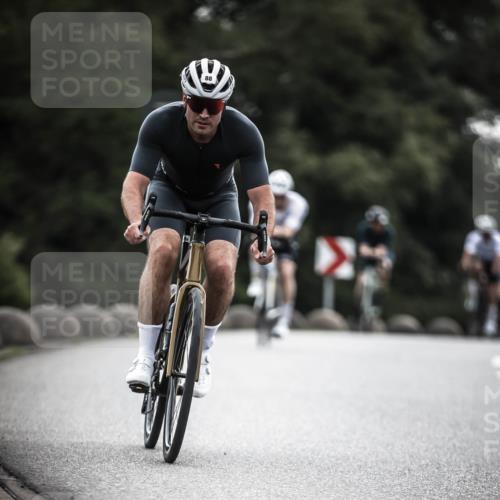 21.06.2026 - 29. Vierlanden-Triathlon H.Heesch http://msf.ph/oto/9909821 21.06.2026 09:29:55 Radfahren 7, 38, 67, 82, 88, 100, 109 meine-sportfotos.de